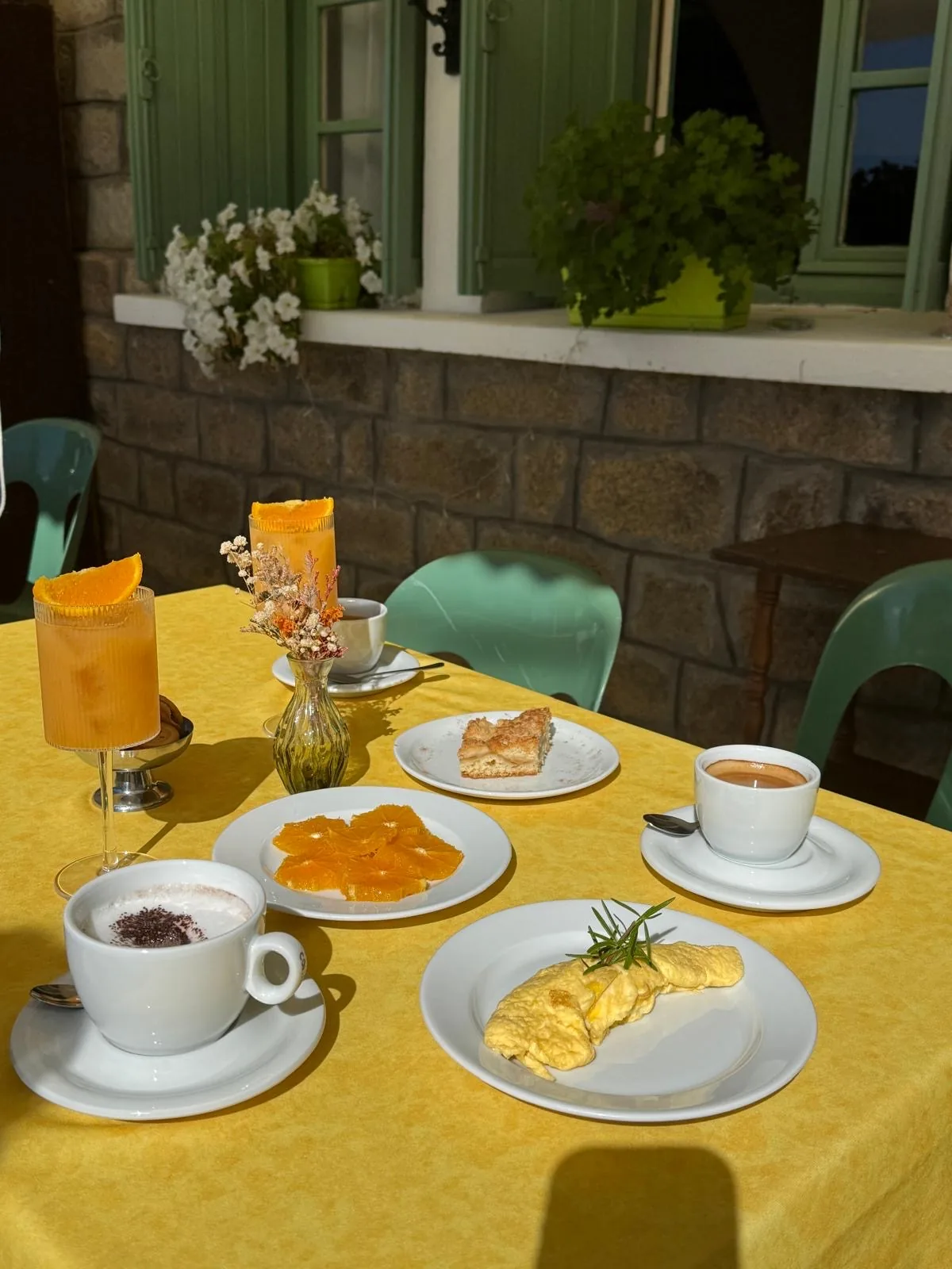Petit-déjeuner en terrasse